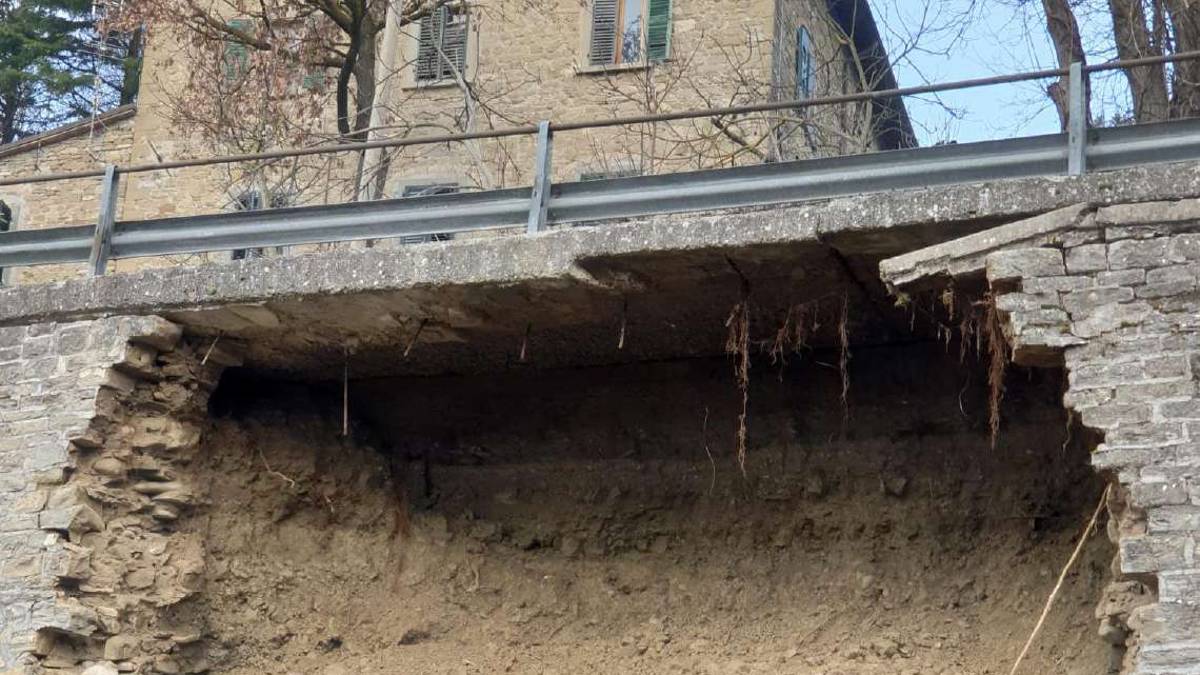 Forlì. Crolla muro sulla Sp129, viabilità a rischio