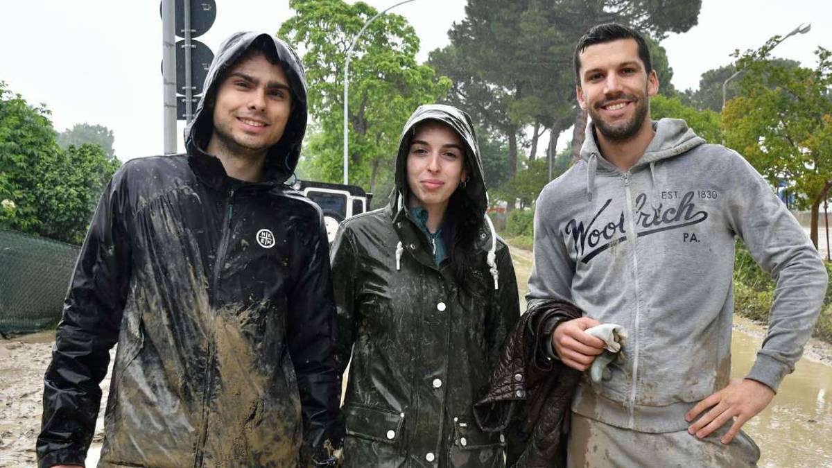Forlì, tanti giovani a lavorare con grinta nel fango