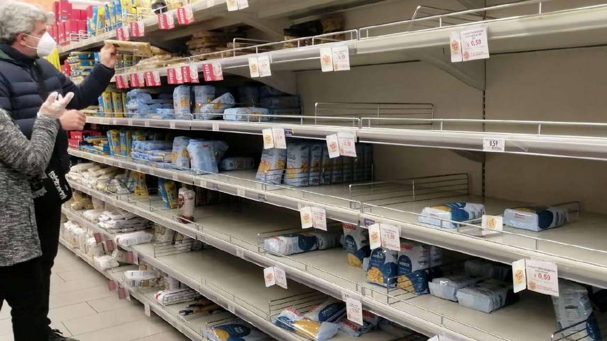 Market, scaffali svuotati. Ma la merce c'è per tutti