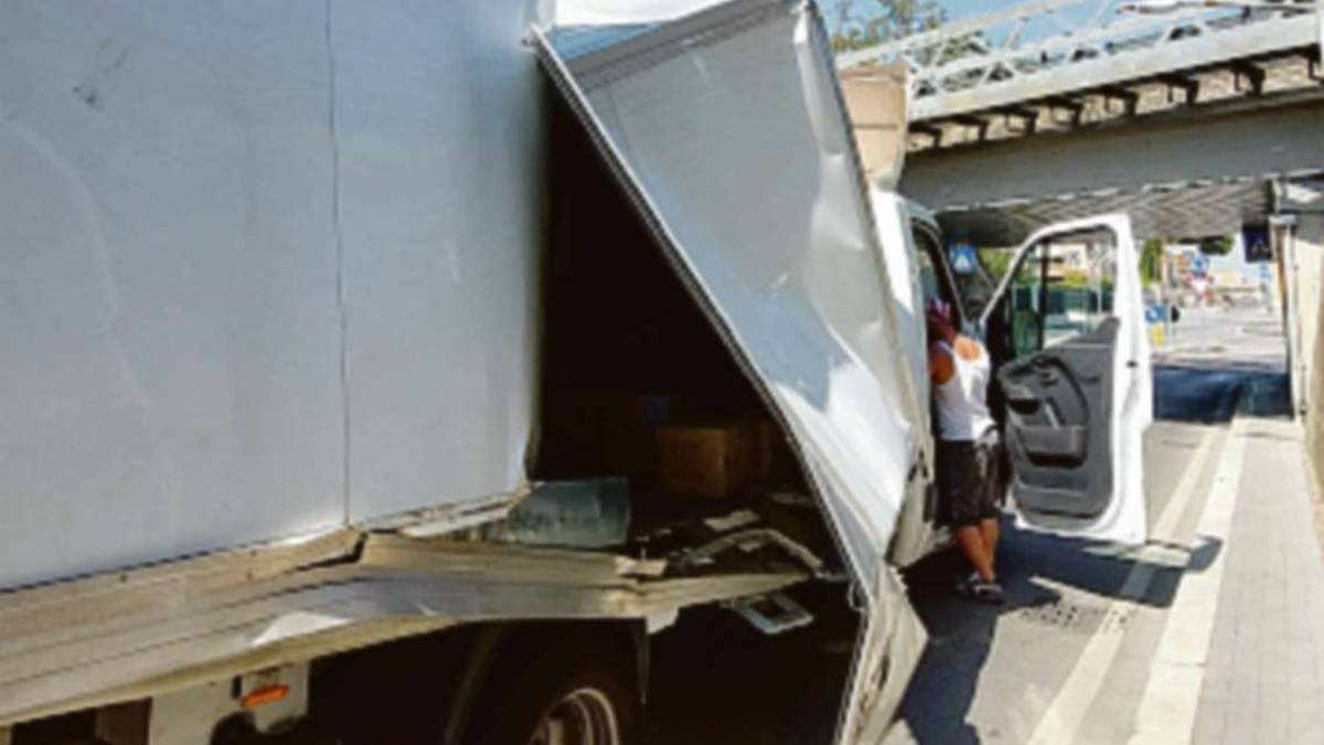 Gambettola, un altro camion si incastra nel sottopasso