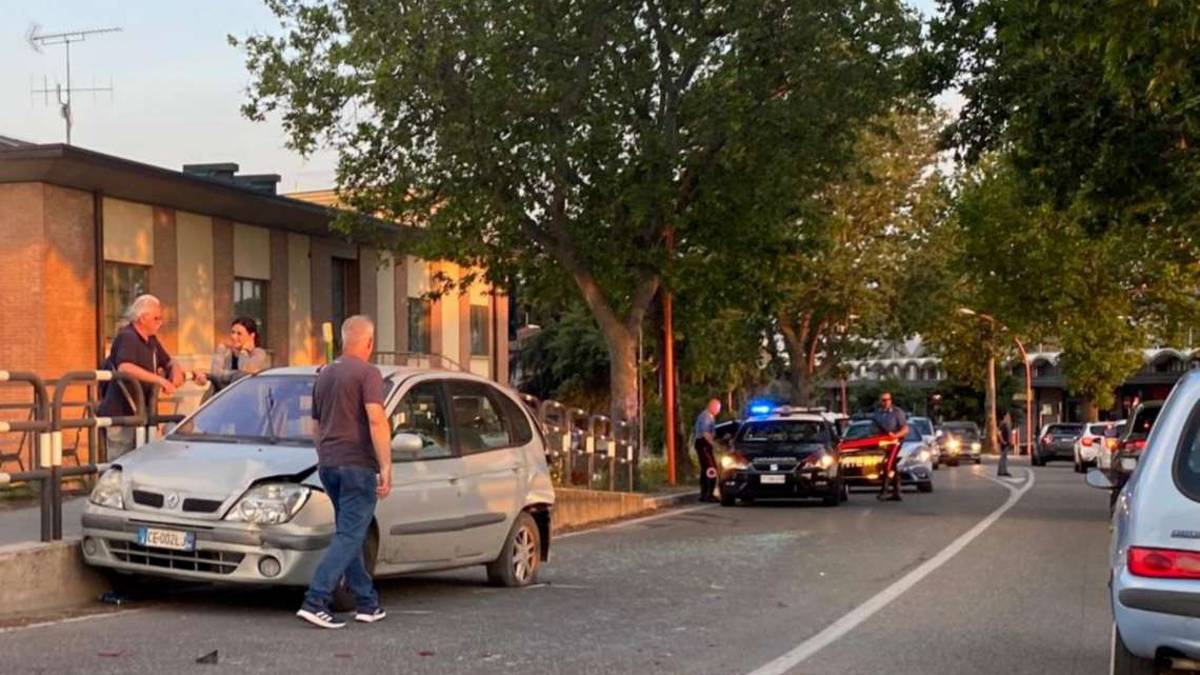 Cesena, furgone tampona un'auto e scappa via