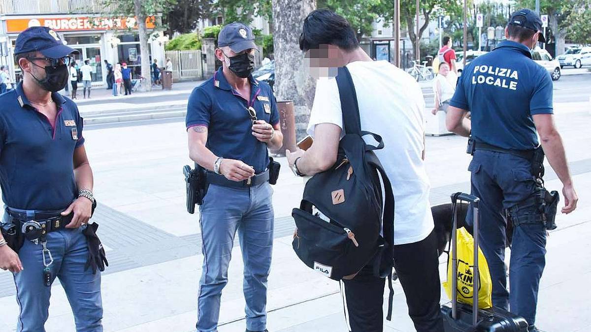 Rimini: 13enne aggredito in stazione. Il padre: violenza assurda