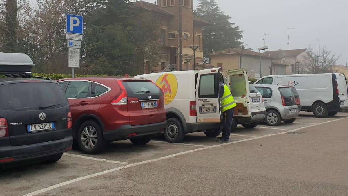 Lugo, la protesta: le auto dei lavoratori occupano i parcheggi della camera mortuaria