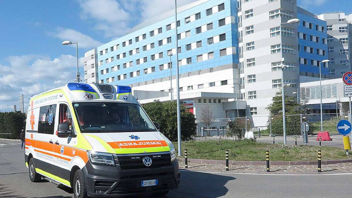 Rimini, ferito e abbandonato davanti all'ospedale