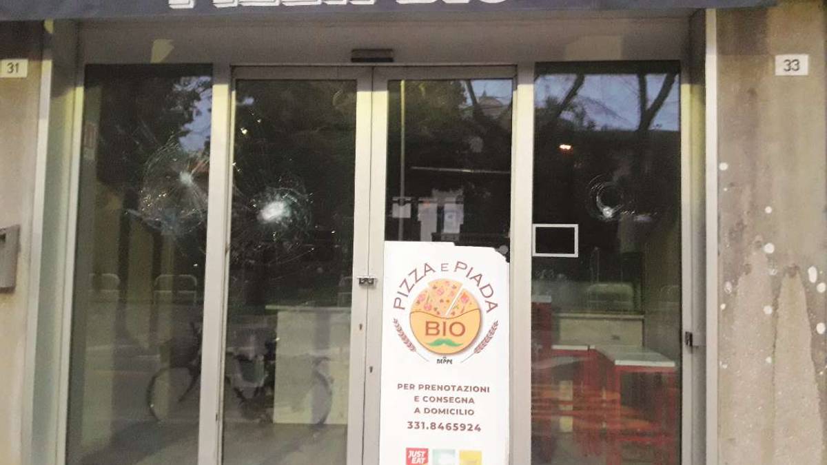 Cesena, vetrina di un negozio sfitto presa di mira quattro volte