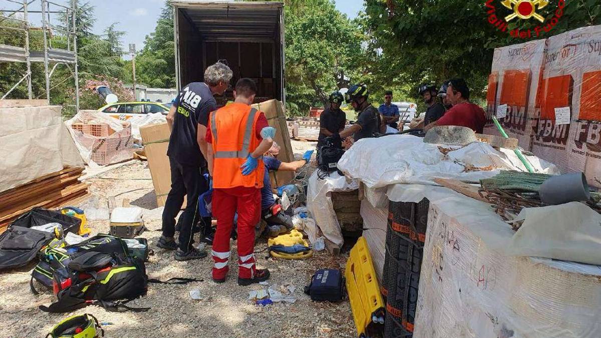 Imola, morto il camionista travolto da un carico in via Pediano