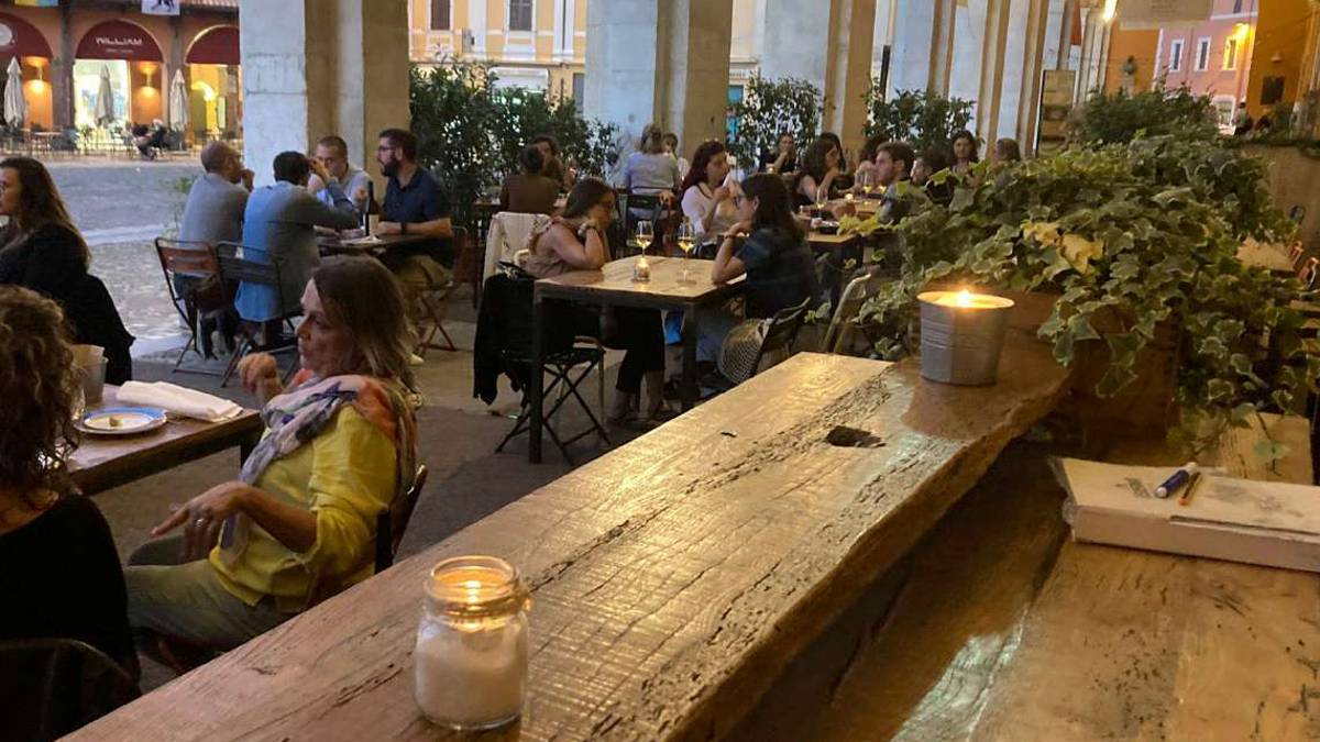 Cesena, locali a lume di candela contro il caro energia: L'atmosfera era suggestiva
