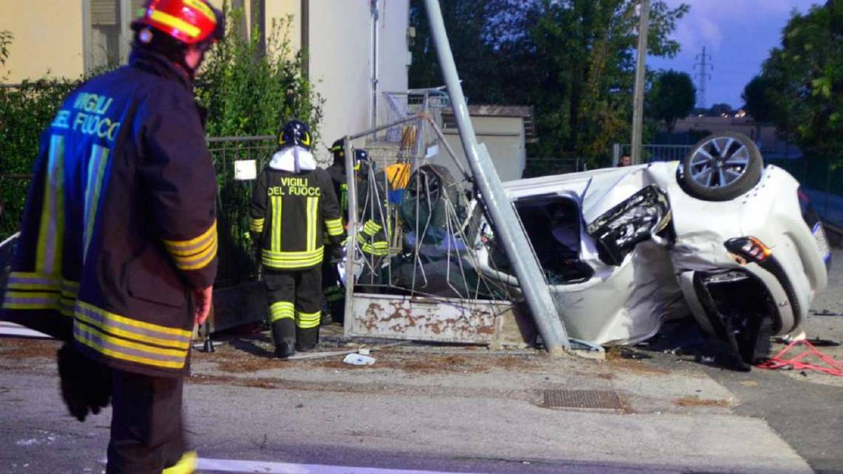 Ravenna, sbanda e finisce contro un palo della luce. Ferito 26enne