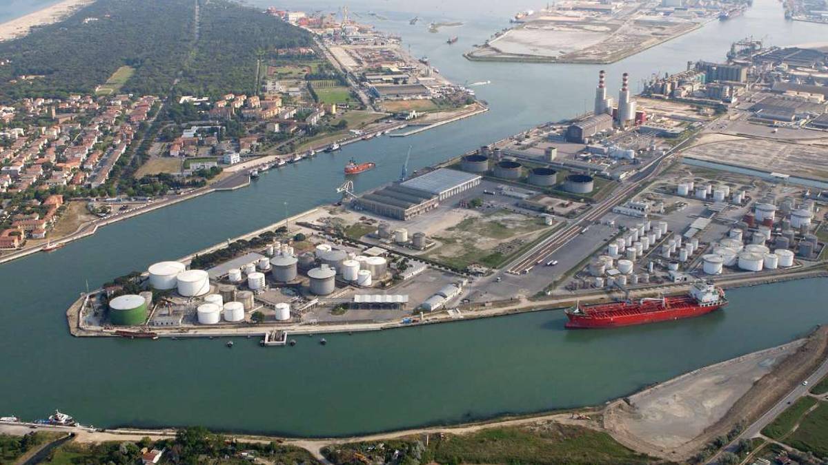 Ravenna, porto: movimenti in calo nel semestre