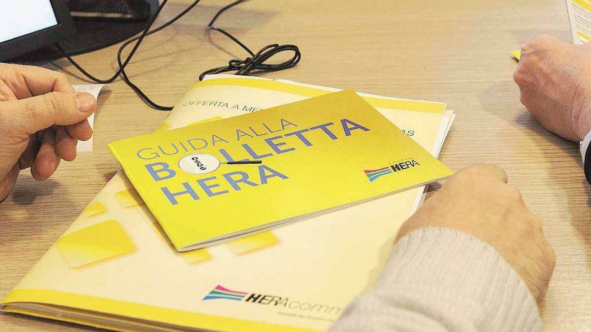 Cesena, bollette in ritardo con tanto di spese di mora: proteste contro Hera