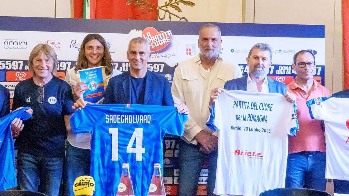 Partita del cuore per la Romagna, 50 vip in campo a Rimini giovedì: gli allenatori sono Arrigo Sacchi e Sebastiano Rossi