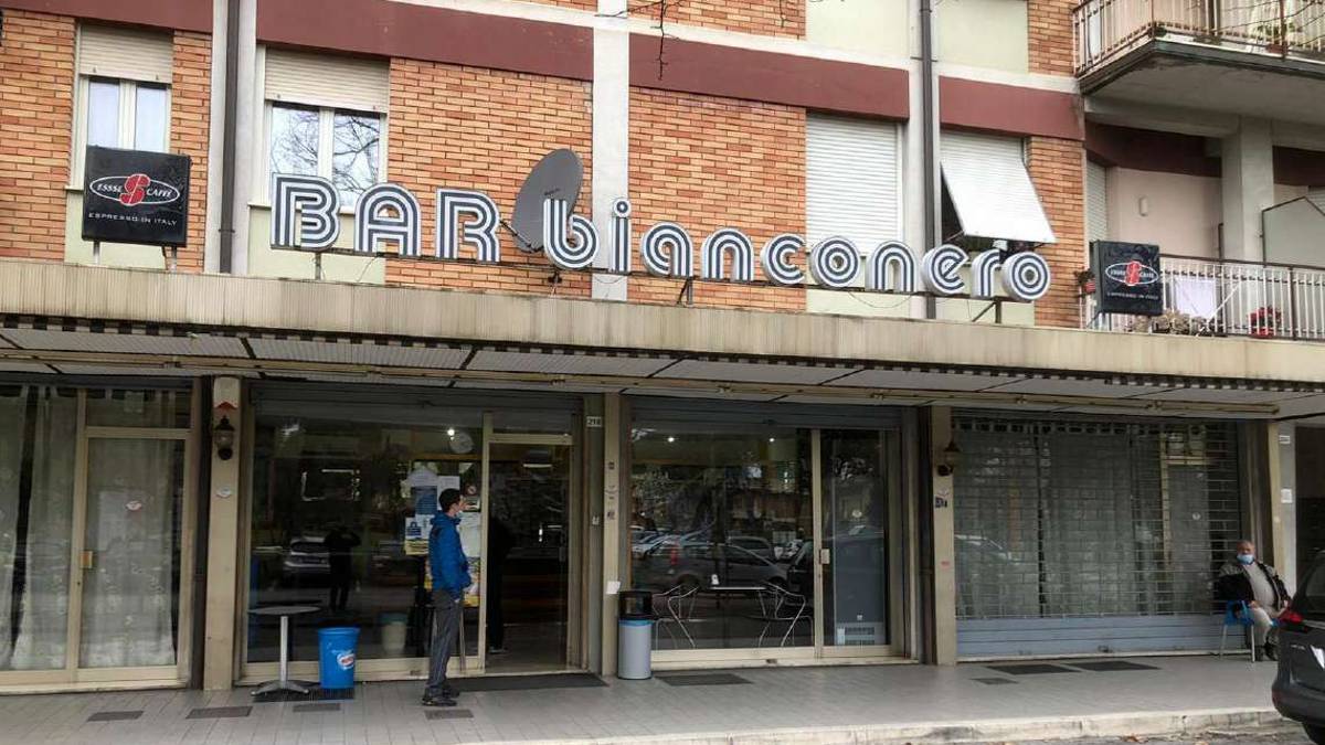 Quarantenne arrestato a Cesena tra gli insulti e le esultanze dei condomini: Basta schiamazzi