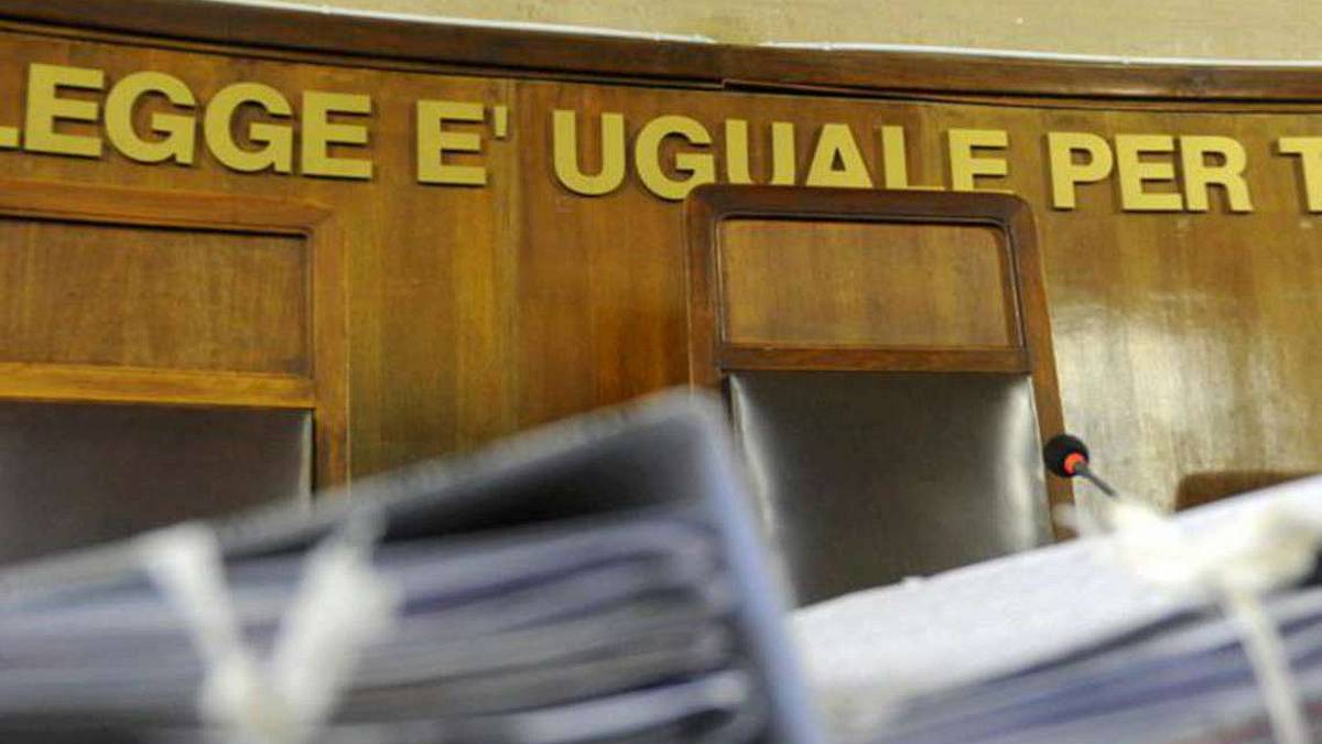 Lasciata dal fidanzato, lo minaccia e gli incendia la borsa