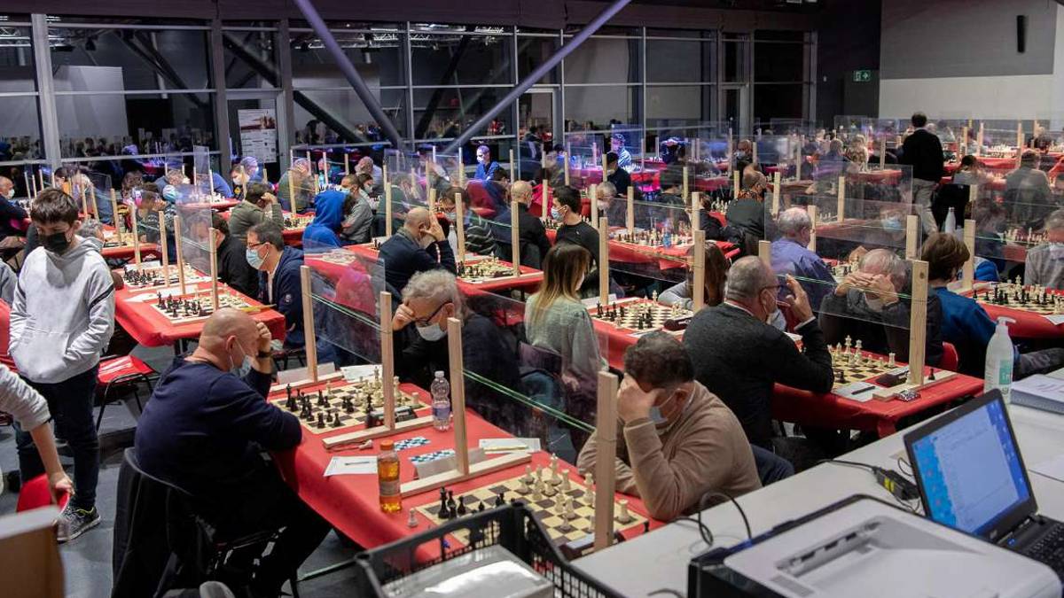 Imola capitale degli scacchi: dagli 85 ai 7 anni, ecco 400 giocatori all'autodromo