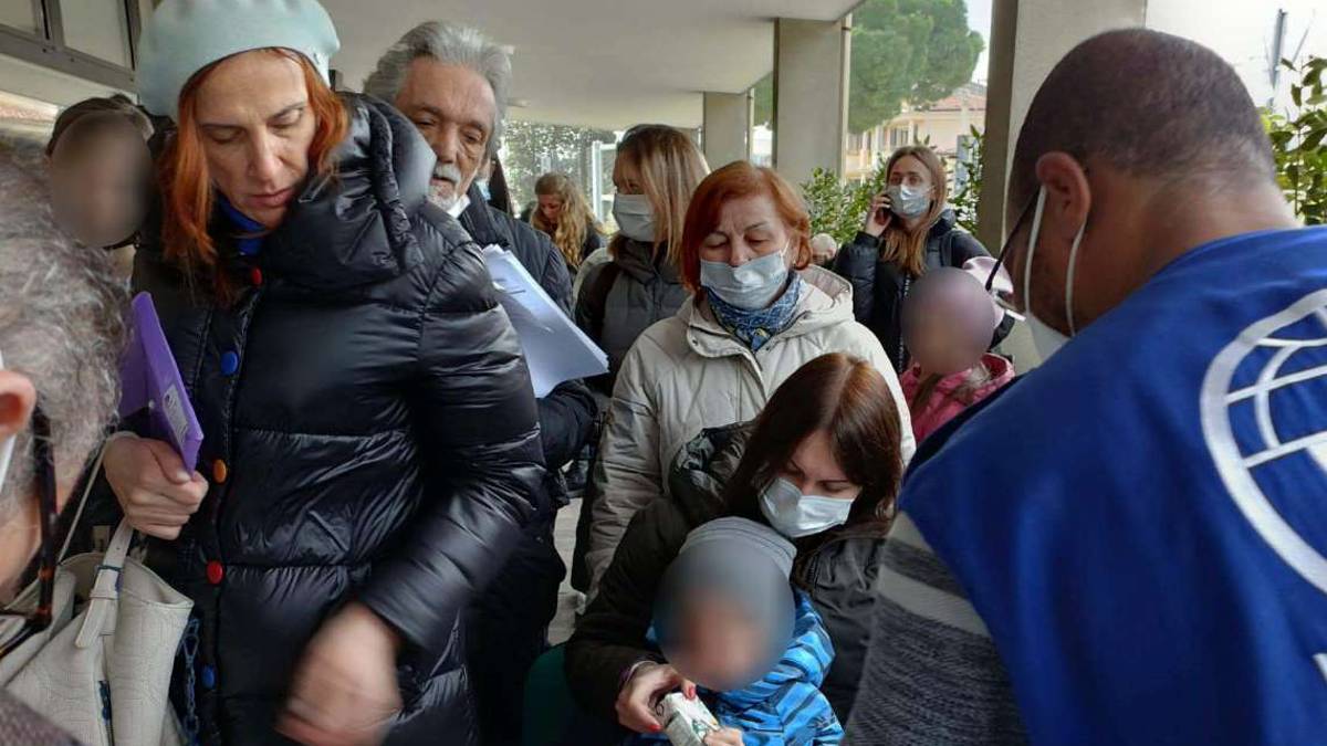 Rimini. File e bimbi al freddo: profughi, odissea per registrarsi