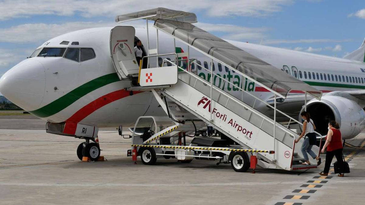 Voli da Forlì per Napoli, Oradea, Mostar, Lourdes, Catania e Tirana: i biglietti