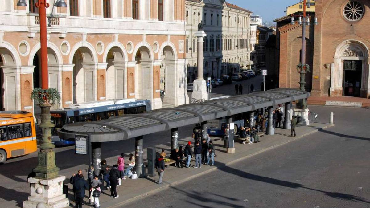 Forlì. Piazza Saffi, la pensilina si sposta