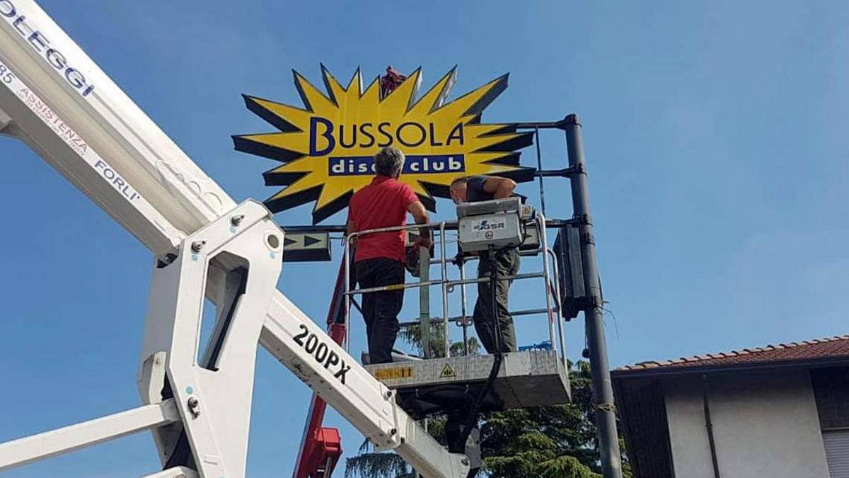 Fratta Terme, addio a un pezzo di storia: rimossa l'insegna della Bussola