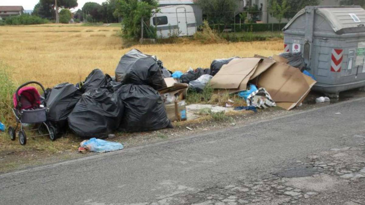 Imola, fototrappole per incastrare i furbetti dei rifiuti