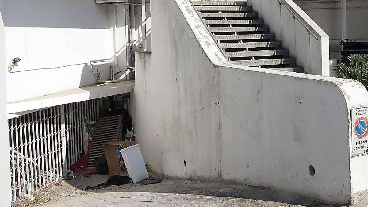 Riccione. Al Nikka fogne a cielo aperto, il Comune lo chiude