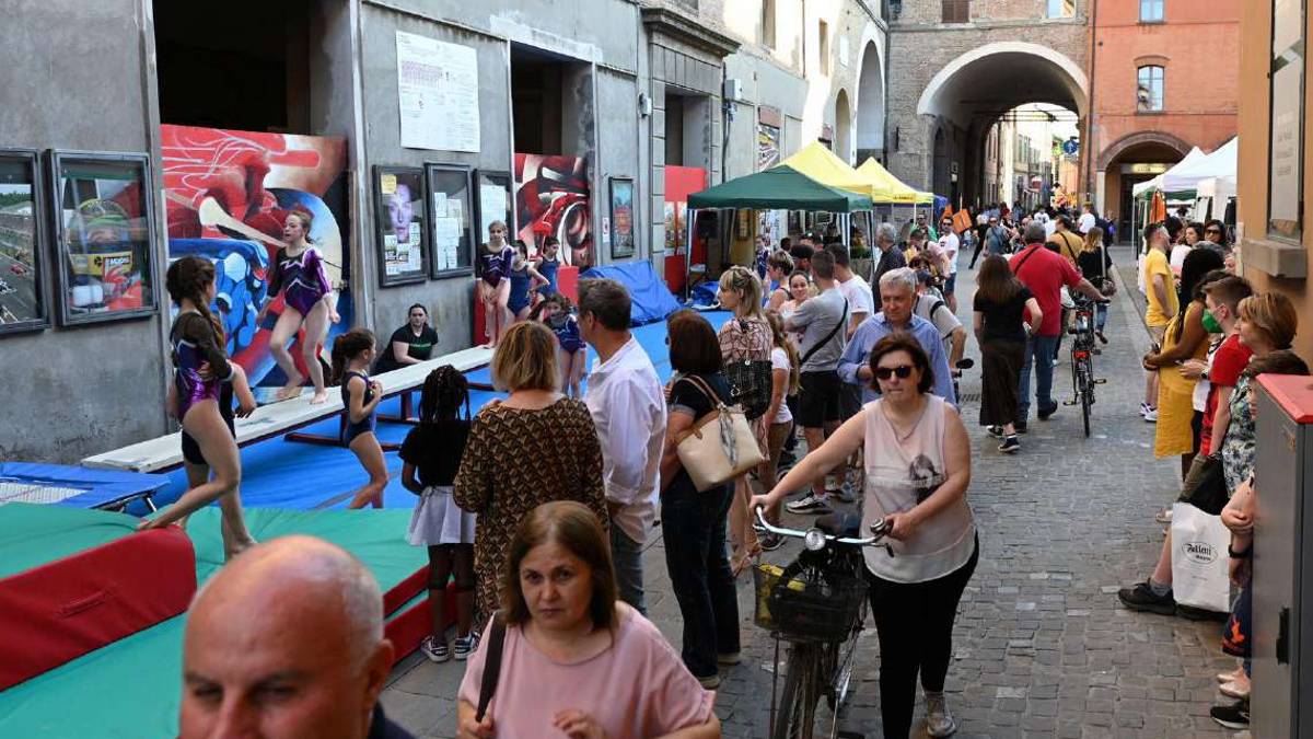 Imola, colori e suoni per le vie con Il Centro fiorisce a maggio