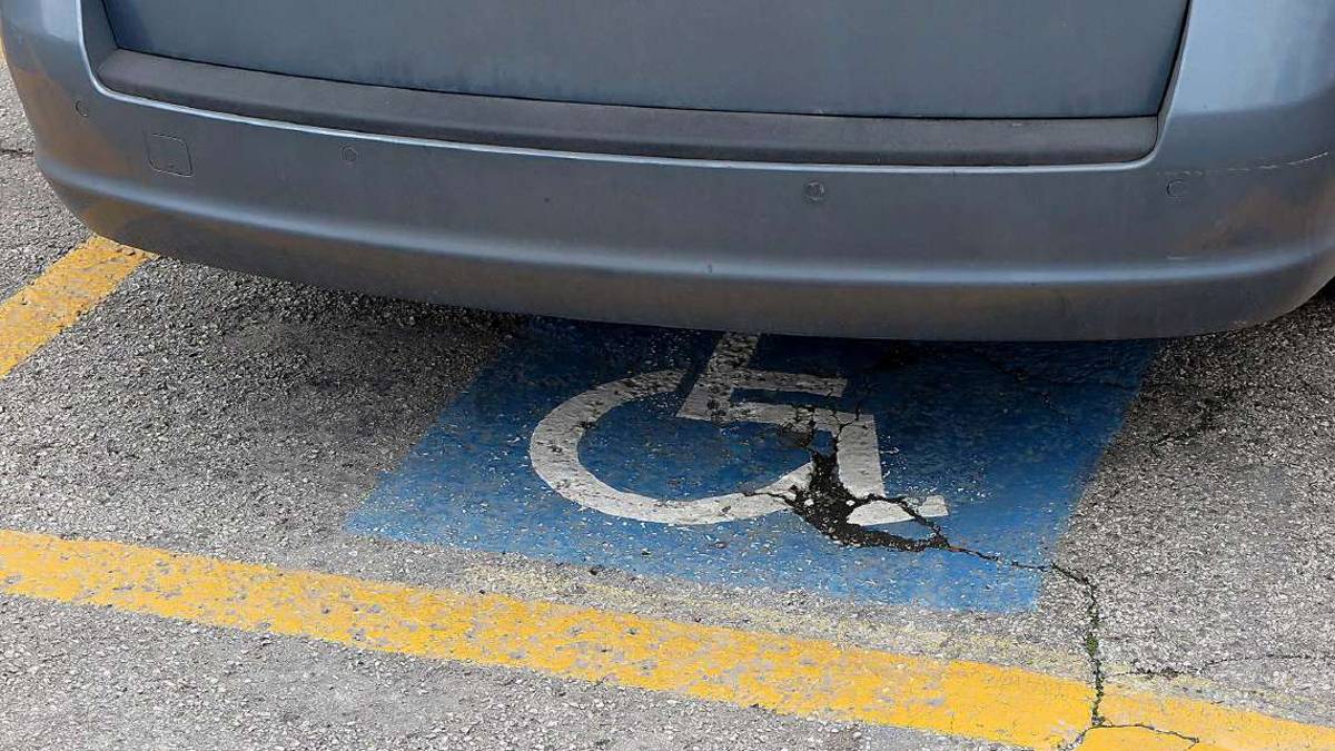 Ravenna, bastonate a disabile per il parcheggio, anziana a giudizio
