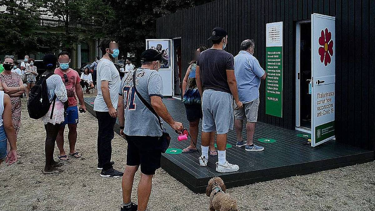 Vaccini ai giovani, l'Ausl: Sì a corsie preferenziali