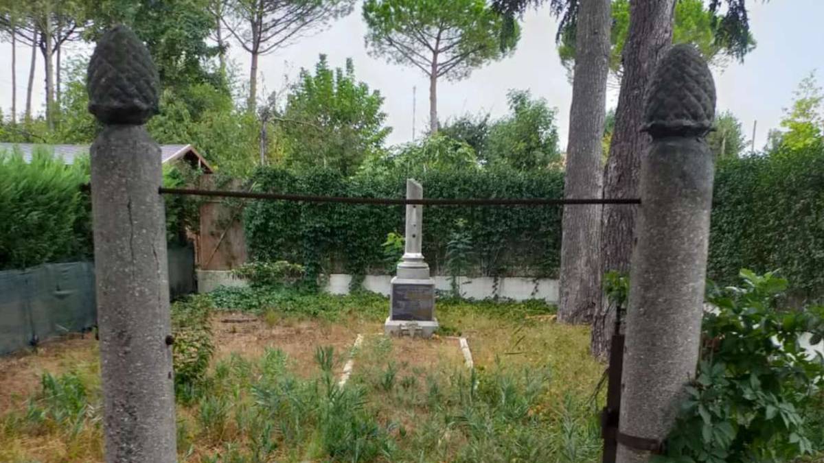 Ravenna, erbacce e degrado nel monumento ai caduti di Punta