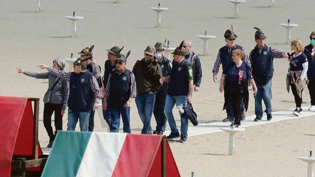 Gli albergatori: gli alpini hanno già prenotato per l'estate