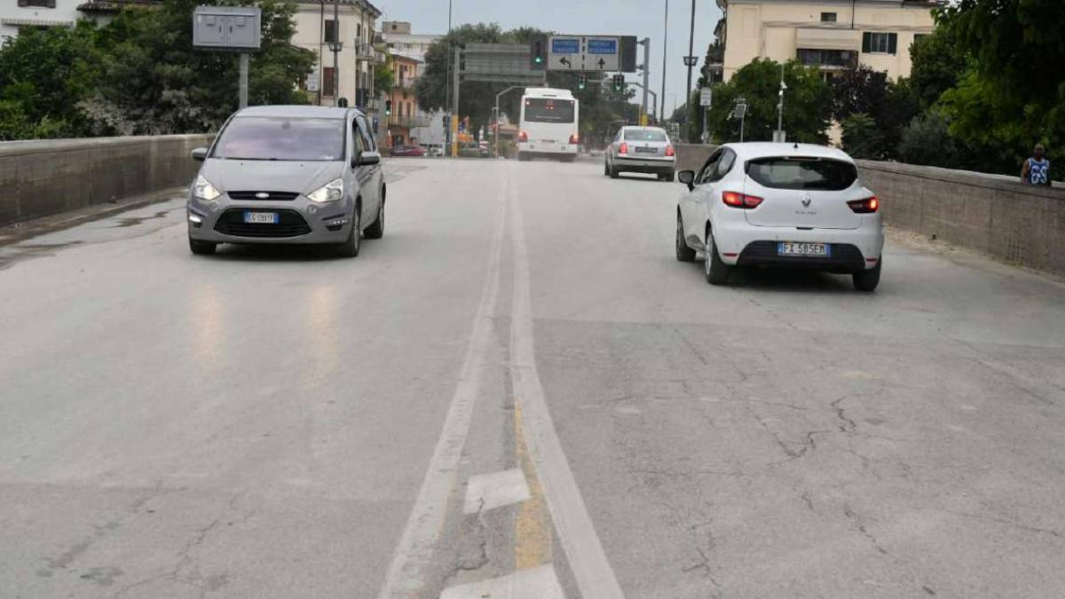 Forlì. Con pale e stivali aspettano la Mille miglia: Ora non dimenticateci