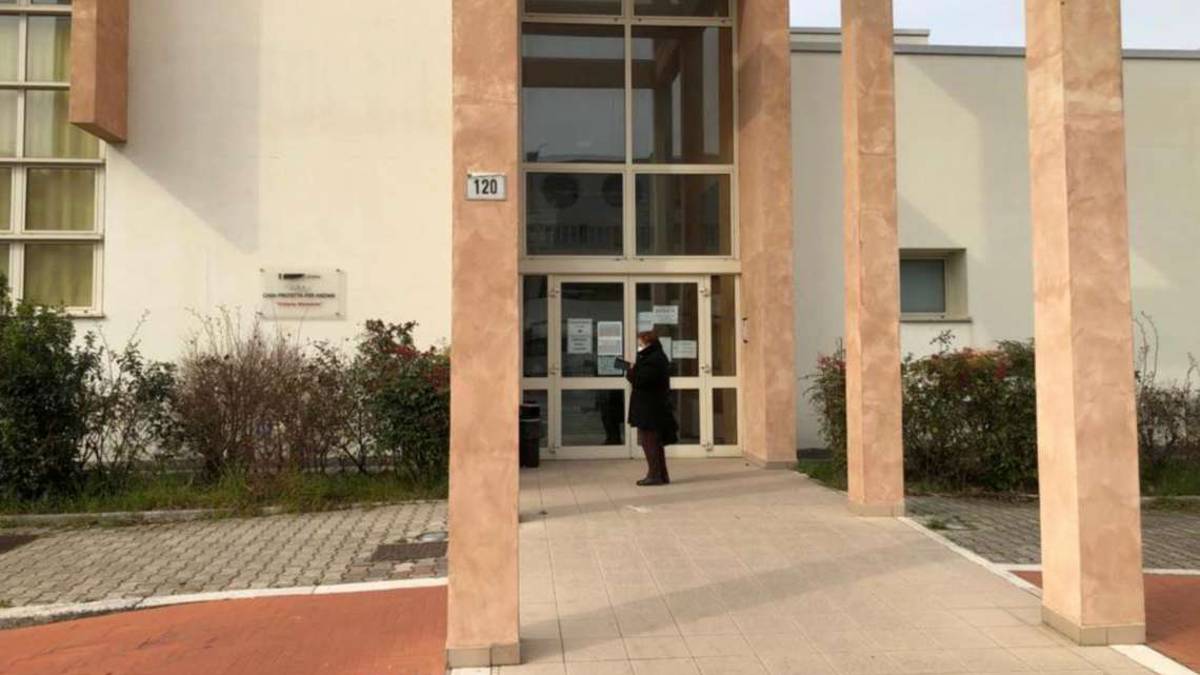 Cesena, operatrice non si vaccina: focolaio in una casa di riposo