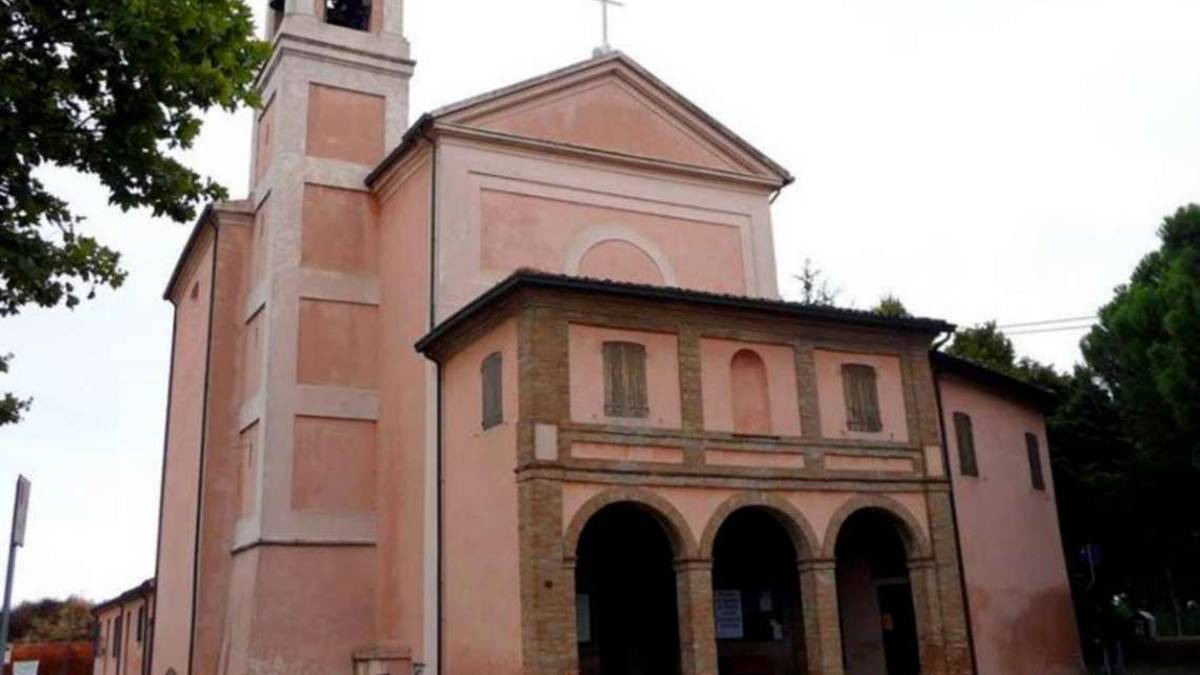 Parroco suona le campane di notte: residenti furiosi