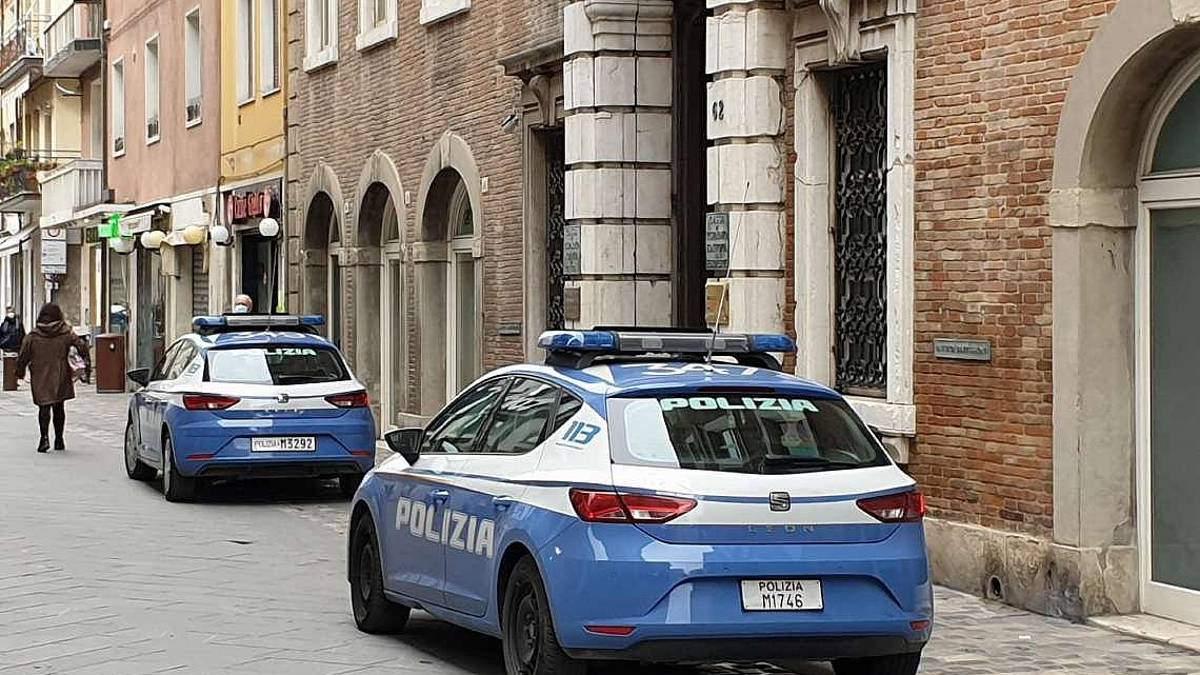Trema il pavimento della banca, allarme rapina: sono solo operai