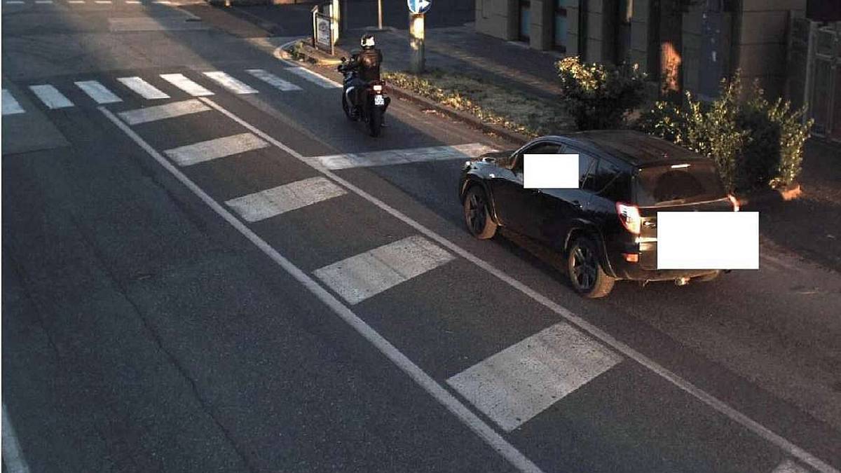 T-Red: riga bianca e una doppia multa che fa arrabbiare