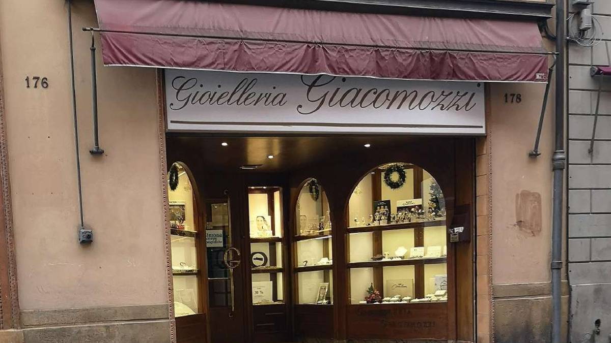 Imola, rapine in due gioiellerie: 50enne denunciato dai carabinieri