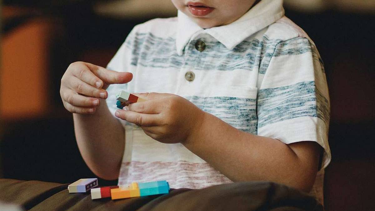 Oggetti e liquidi, la curiosità dei bimbi richiede attenzione