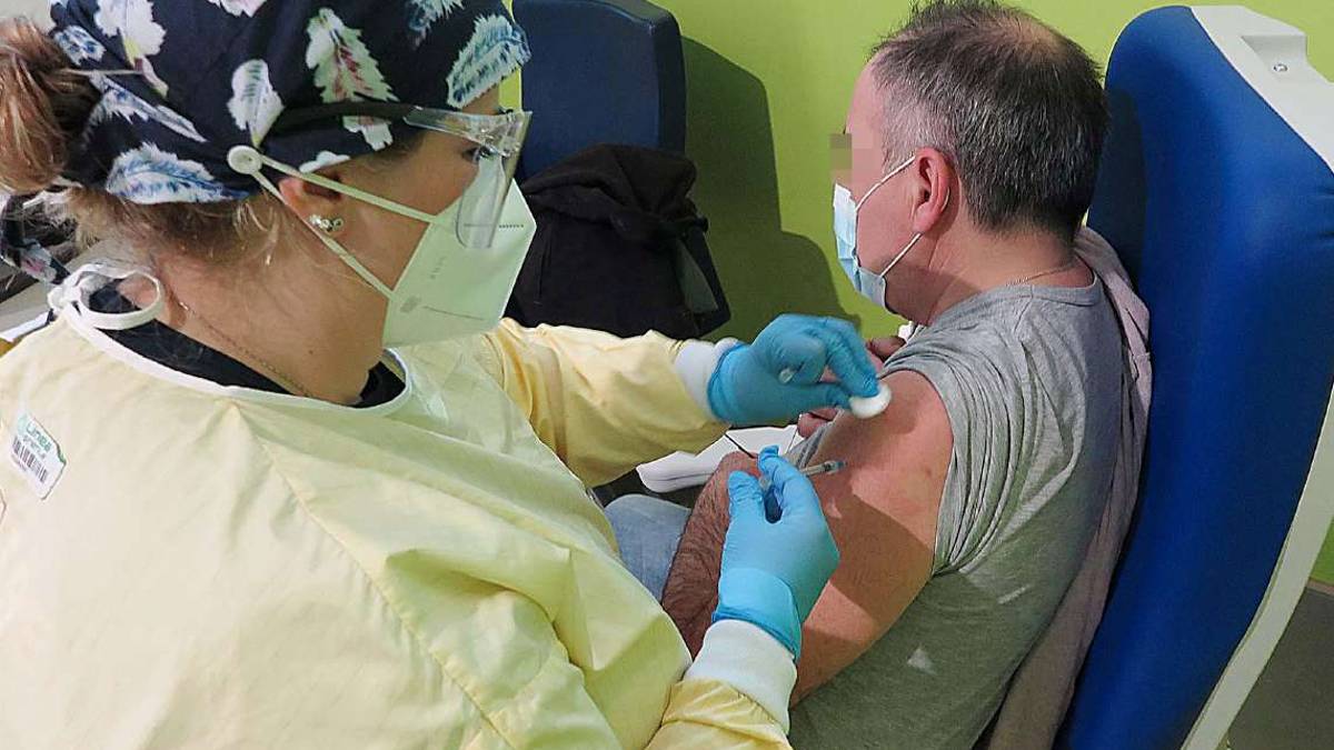 Angelini, Ausl: Terza dose efficace contro la nuova variante