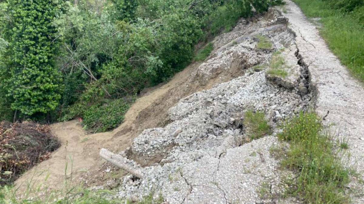 Valmarecchia, tragedia sfiorata: frana colpisce l'auto di un operaio