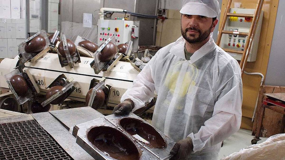 Uova di Pasqua, la fabbrica di cioccolato in cerca di normalità