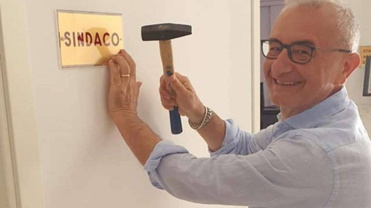 Gemmano. Il sindaco si rifà l'ufficio a costo zero