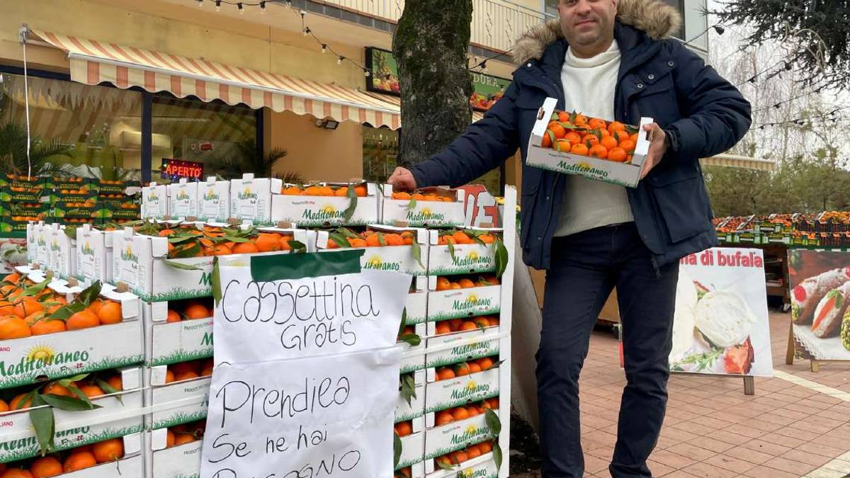 Cesenatico, regala casse di clementine a chi ha bisogno