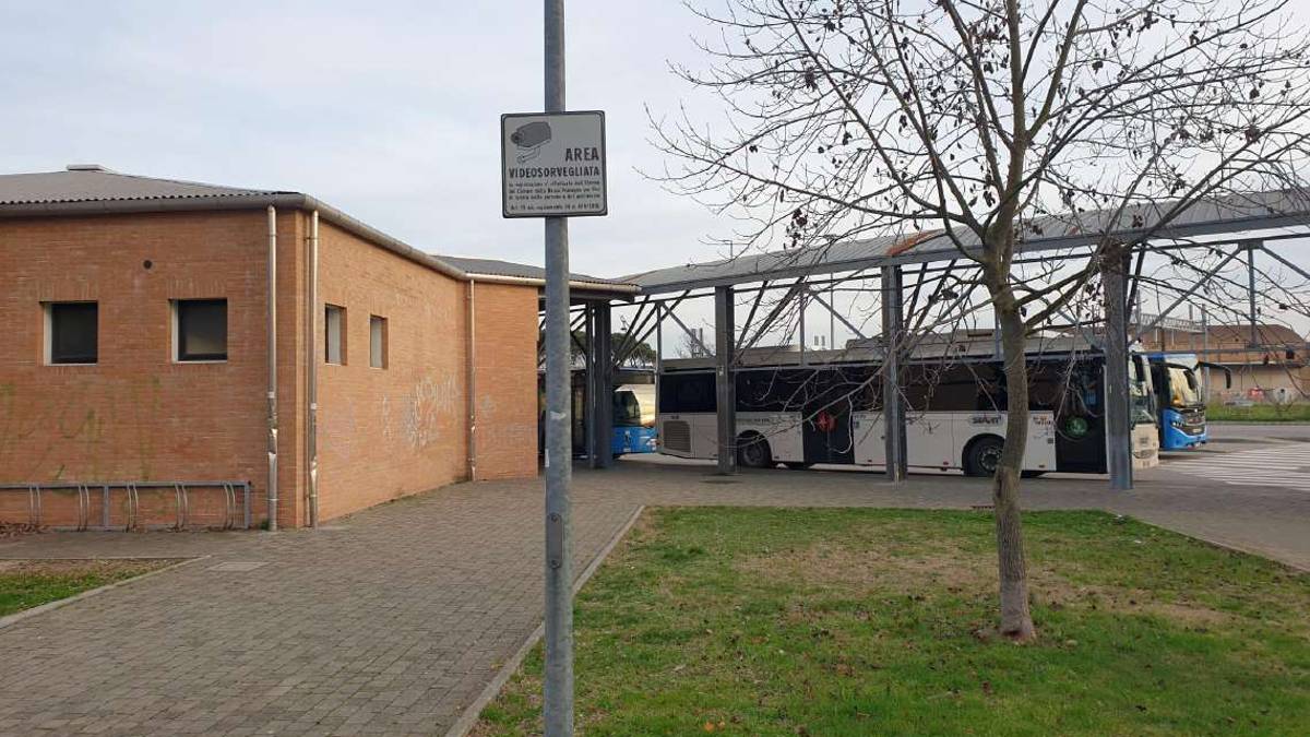 Lugo, rapinata e violentata all'autostazione: 30enne arrestato