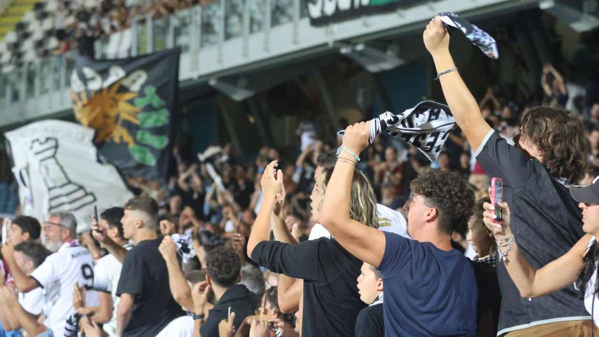 Calcio, Cesena-Bologna: dalla Curva Mare mini-invasione mai vista prima in Coppa Italia