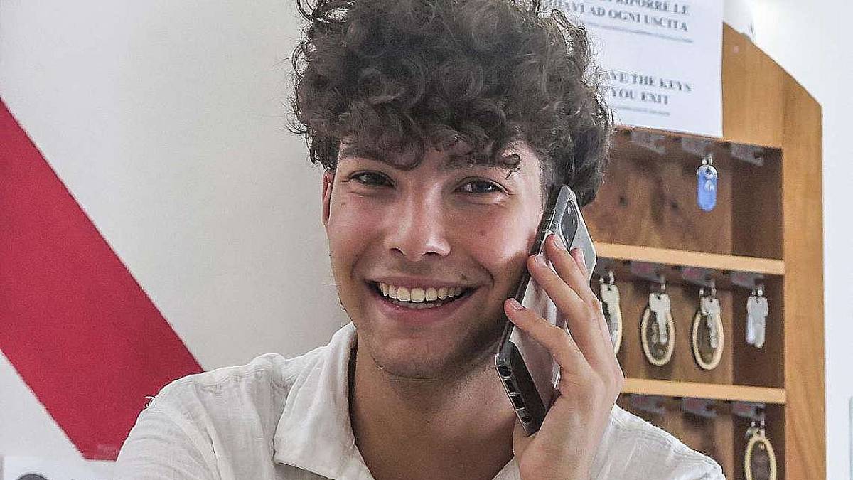 Gabriele, il tiktoker che svela tutti i segreti dell'hotel