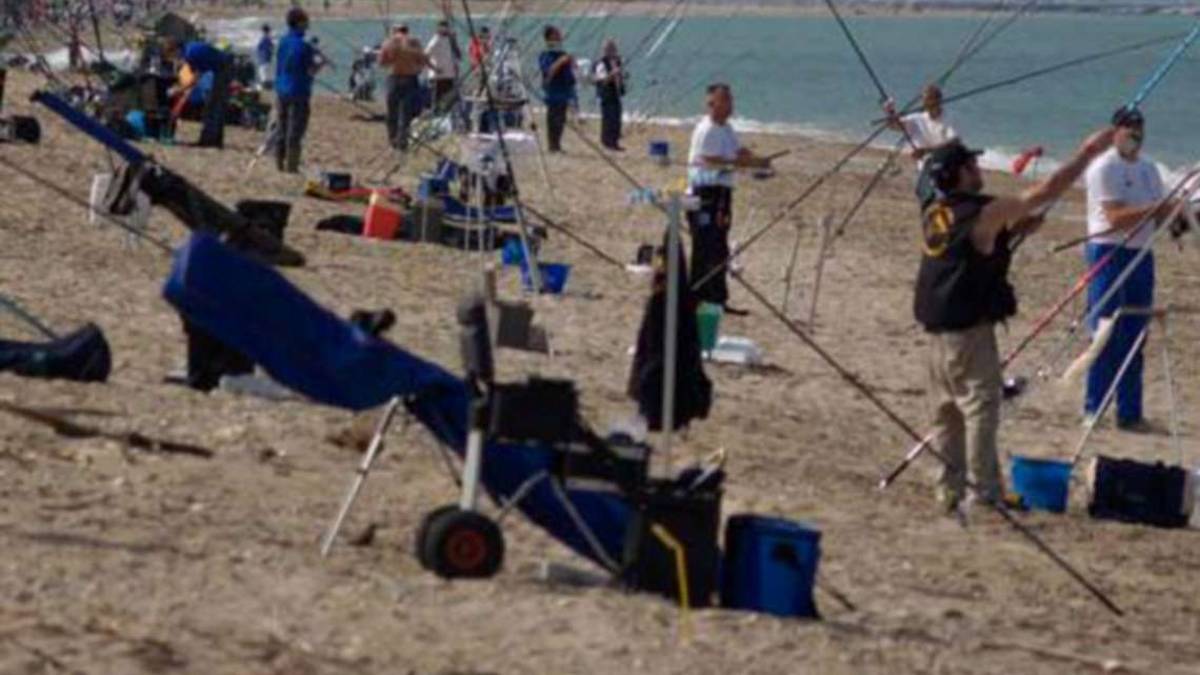 Rimini, la protesta dei pescatori sportivi: Dateci le spiagge anche in estate