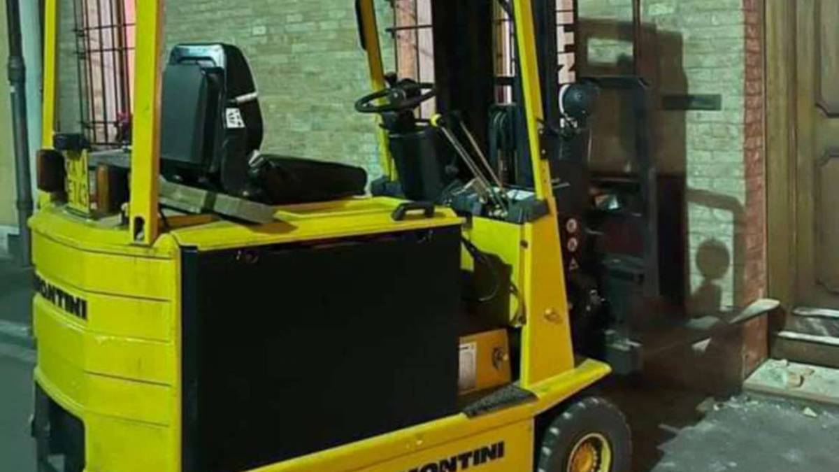 Cotignola, rubano muletto di notte e sfondano il muro di una casa