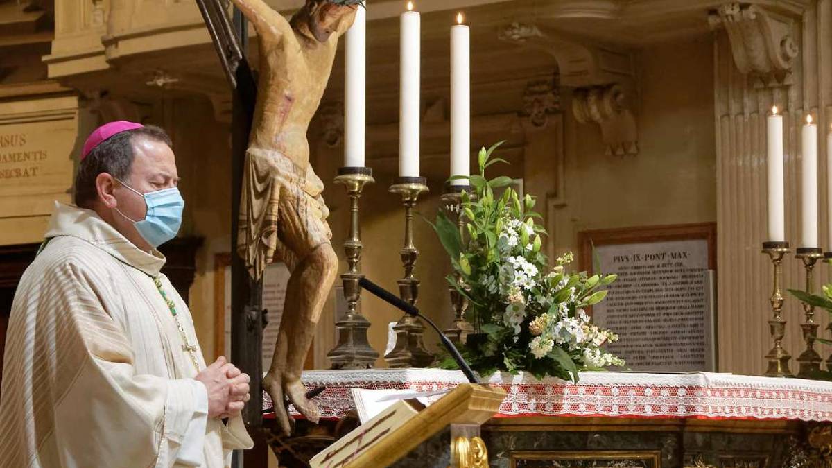 Il vescovo di Ravenna: Fiducia nei vaccini, chi nega l'evidenza lo fa solo perchè soffre