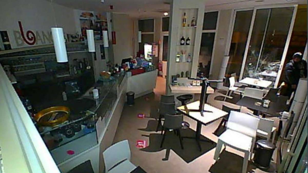 Rimini. Terzo colpo in un bar: vetrata sfondata dai ladri