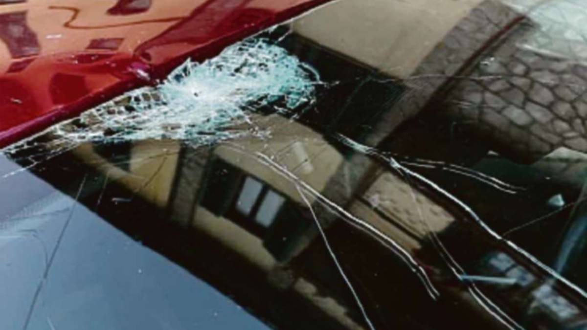 Mandrioli, piovono altri massi sulla strada: danneggiata un'auto