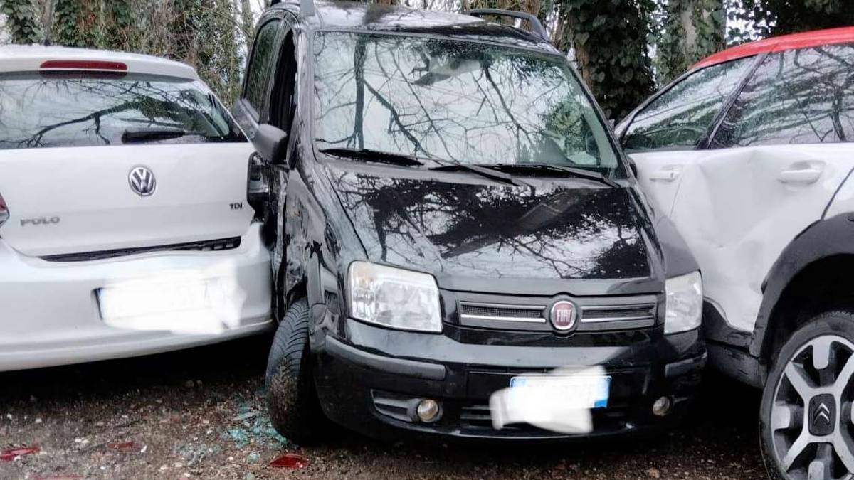 Imola, perde il controllo del bus e distrugge 5 auto parcheggiate